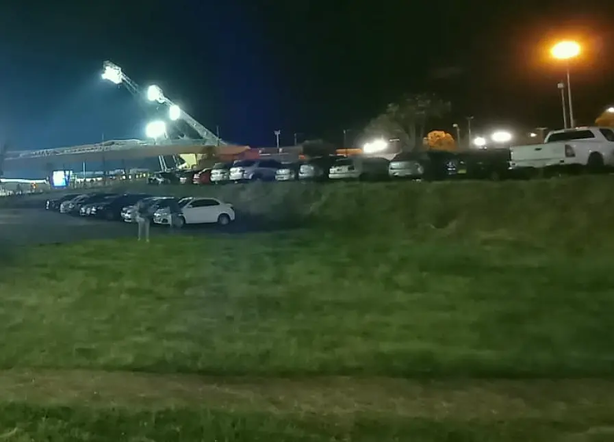 冬夜雨中进行的足球比赛与看台上撑伞的观众
