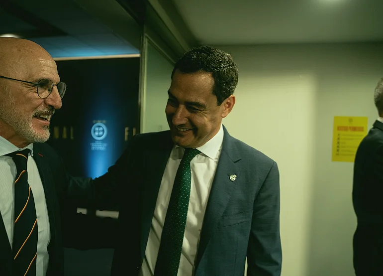 替补球员热身后被召入场内实拍(被换下的人也是信息)